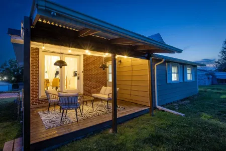 Pet Friendly*Pool Table*Heated Patio Green Door Getaway @ New River Gorge NP Отели рядом с достопримечательностью «Ace Adventure Water Park»