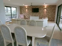 Spacious, comfortable, Pet Friendly 3-Bed House minutes from the Big Pineapple Hotels in Woombye