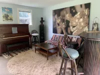 Fun Filmmaker's Bungalow wPool & Pro Screening Room Hotels in Williamstown