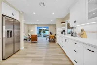 해변까지 걸어서 갈 수 있는 디자이너 해안 낙원, 수영장 있음