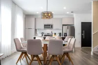 Contemporary 4BR Getaway Minutes From Disney Hotel di Four Corners