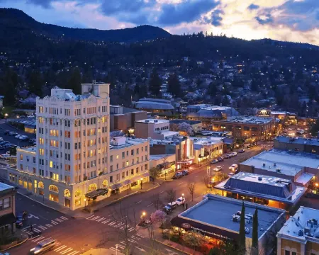 Ashland Springs Hotel Hotele w: Jackson County