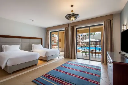 Marina Resort Port Ghalib, Radisson Individuals Отели рядом с достопримечательностью «Bridge of Royal Tulip Beach Resort»