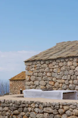 Lithos Stone Suites Hôtels à : Itilo