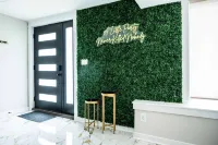 Gatsby Theme Near Downtown w Game Room, EV Charger Hotels in Lake Geneva