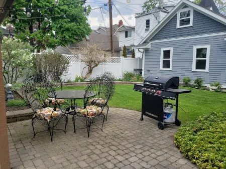 Historic 1875 Victorian-Pear Tree Manor - close to downtown, Lake Huron, & river Отели в г. Порт-Гурон