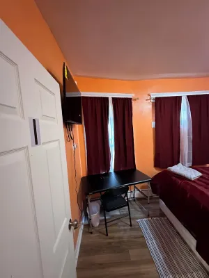 Fidelia Room G Minutes from Newark Liberty International Airport and Newark Penn Station