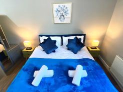 2 Bed Town Centre Nr Theatre Free Park Wi-Fi & Garden