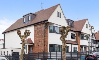 Modern Spacious Sleeps 4 Studio Golders Green