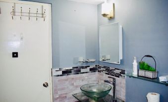 New Kingston Guest Apartment at Chelsea