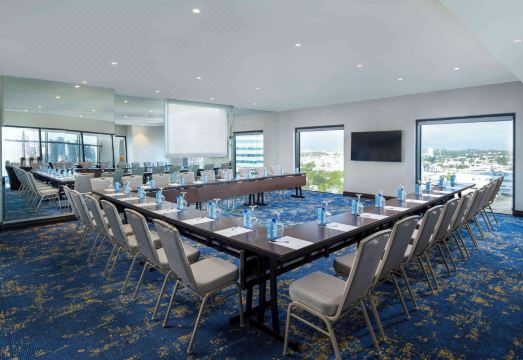 6. 홈우드 스위트 ..