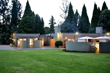 Five O'Clock Zen Boutique Guest House Отели рядом с достопримечательностью «Twenty Three on Riverside»