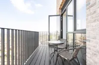 Beautiful 2 Bed Penthouse with Balcony Views Ldn