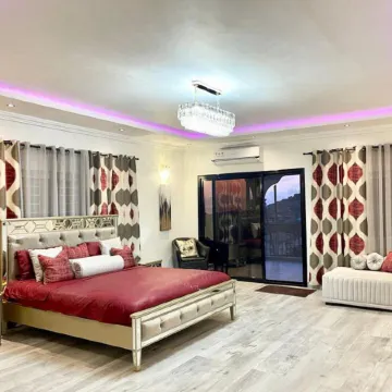 2 Bed Apartment Sleeps 4 - Jacuzzi Parking Wifi