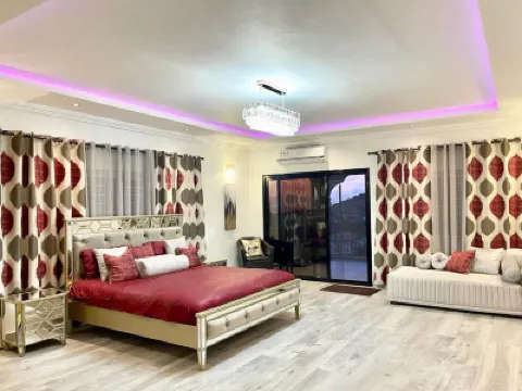 2 Bed Apartment Sleeps 4 - Jacuzzi Parking Wifi Hotels in 
