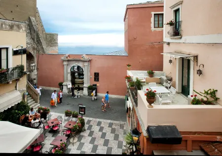 Porta di Mezzo Luxury Suites & Rooms Отели рядом с достопримечательностью «Палаццо Корвайя»