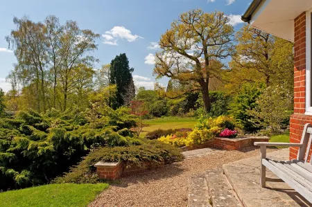 Roffey Park Venue Отели в г. Слинфолд