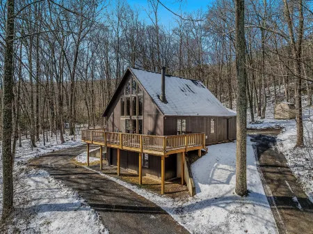 Sqyrls Nest - 3Br Retreat with a Hot Tub Отели рядом с достопримечательностью «Парк штата Беркли Спрингс»