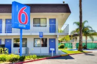 Motel 6 – Santa Nella, on I-5 - parking