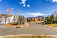 Beautiful condo next to trails, lake, skiing, shops and restaurants! Hot tub!