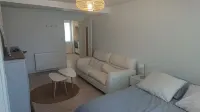 Newly renovated studio in the heart of town, separate kitchen