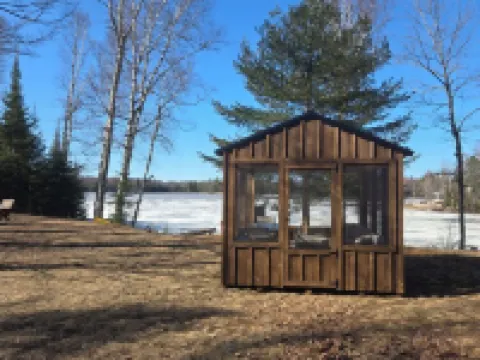 Four Seasons Lake House Between Marquette and Houghton: Paradise on Petticoat! Hotels in Baraga County