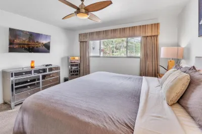 Tropical Oasis with Hot Tub and Grilling Area - Stunning Family Retreat Hotels in North Clairemont