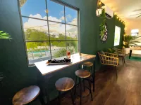 Spacious Kitchen and Shared Pool - Affordable Cozy Haven Hotels in Largo