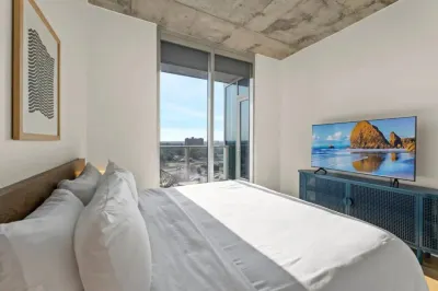 NEW! 1BR Scenic Retreat w/ Rooftop pool |Rainey St Hotels in Rainey Street Historic District