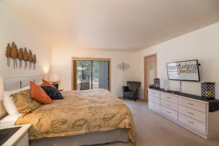 Private Hot Tub, Bikes, Fireplace and Entertainment Options - Cozy Haven