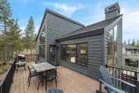 Private Patio and Hot Tub Oasis - Charming Rustic Retreat Hotels in Sunriver