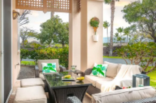 Complimentary Hilton Pool Pass and Scenic Views - Elegant Island Retreat
