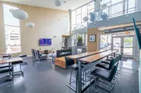 Stylish Space with Pool and Spa Amenities - Luxurious Retreat Hôtels à : Grandview Heights