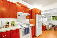 Bayfront apartment with private patio, beach access, water views, AC & W/D Hotels in Port Ludlow