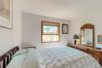 Cozy condo near ski resort with WiFi & flatscreen TVs - free shuttle to slopes Hotels in Angel Fire