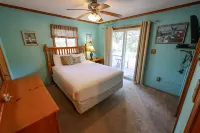 Saltwater Pool and Hot Tub Oasis - Beautiful Escape