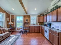 Wagon Wheel Cottage Couples Getaway in the Country Hotels in McLennan County
