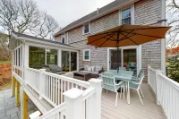 Cheery house with deck, sunroom & patio - short walk to pond, beach & Rail Trail Hotel a Brewster