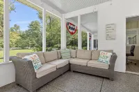 Tranquil Haven with Jacuzzi and Firepit - Charming Retreat