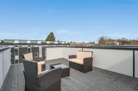 Rooftop with Stunning City and Mt Rainier Views - Stylish Modern Haven Hotels in fremont