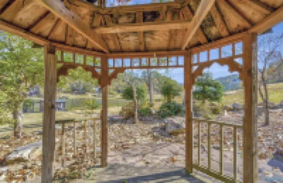 Guntersville  Lakefront Home. Pool & Boathouse. Pontoon boat & jet skis rentals