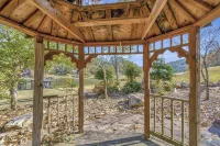 Guntersville  Lakefront Home. Pool & Boathouse. Pontoon boat & jet skis rentals