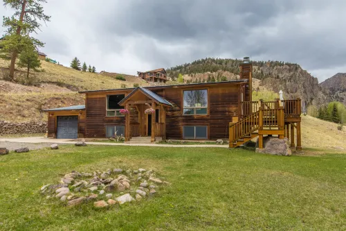 Majestic Mountain Views and Cozy Deck - Charming Family Retreat