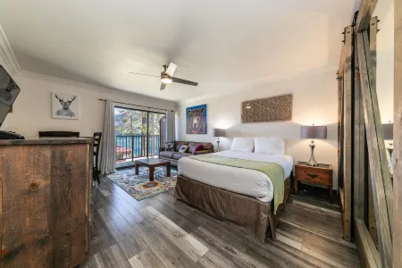 Balcony with Lake View and Sauna Access - Stunning Retreat Отели рядом с достопримечательностью «Доннер Саммит Калифорния Стейт Снопарк»