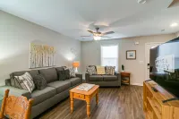 Full Kitchen and Fenced Backyard - Spacious Family Retreat Hotel di Clarksville