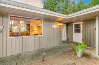 Inviting home with spectacular view, hot tub, balcony, fireplace, & W/D Hotels in Manzanita