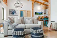 Breathtaking Mountain Views and Hot Tub - Stunning Modern Retreat