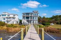 Stunning Views and Private Pool - Luxurious Waterfront Oasis