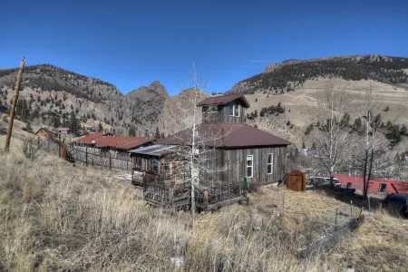 Breathtaking Views and Cozy Modern Comfort - Stunning Hilltop Retreat