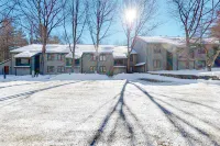 Charming condo near skiing and trails with gas fireplace, deck, and tennis court فنادق في Warren
